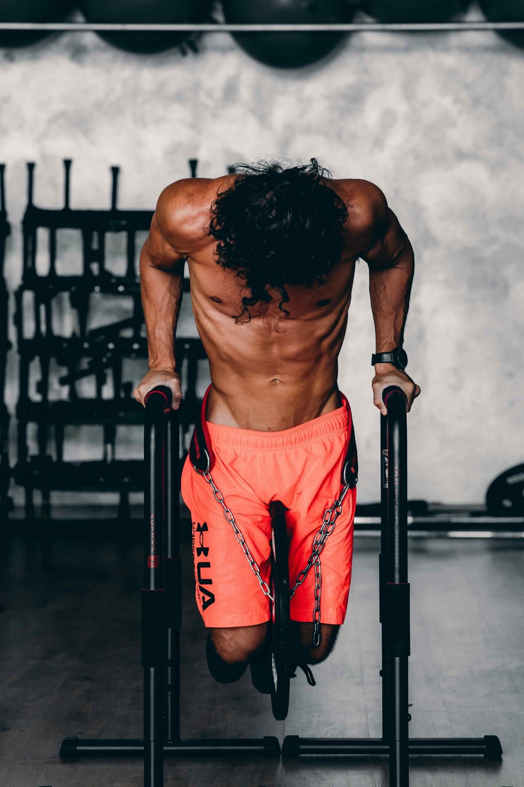 Een atleet traint zijn triceps met een krachttrainingsoefening.